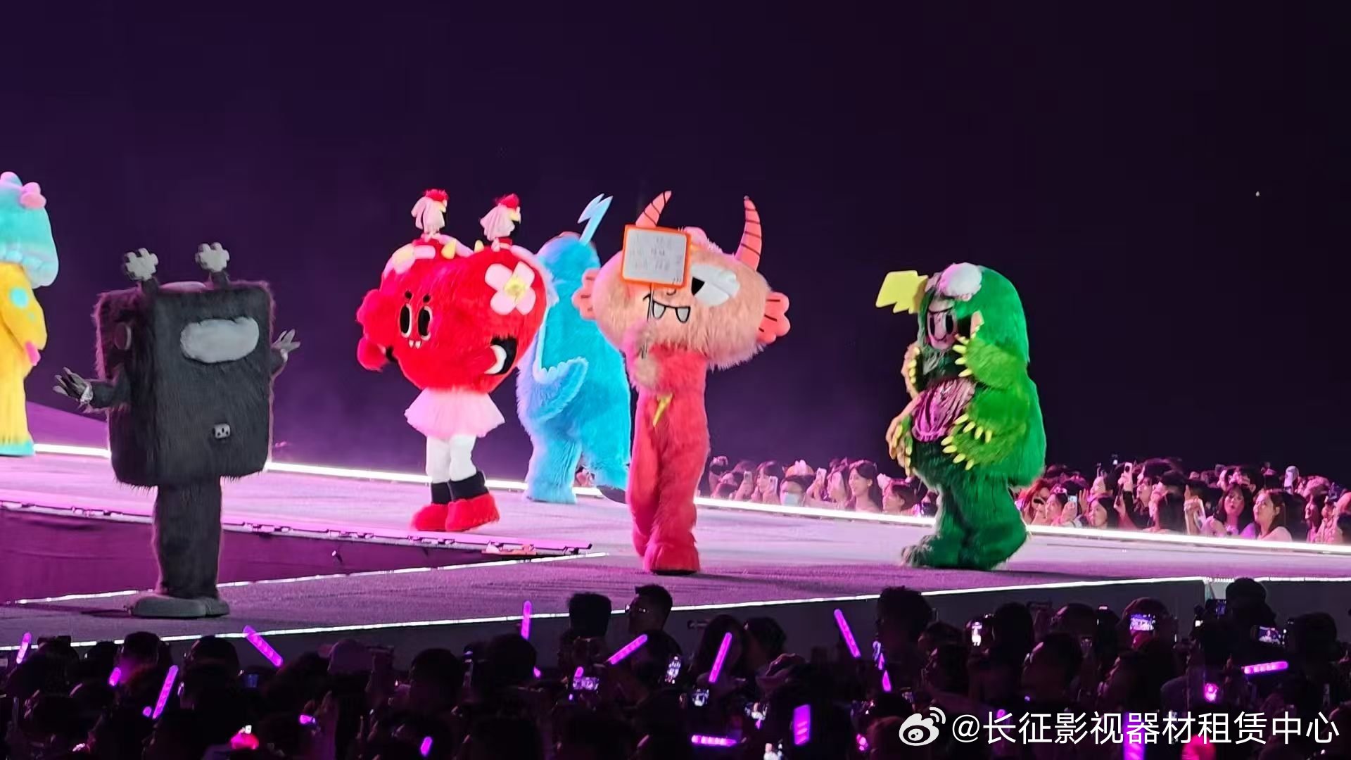 西安看演唱会、livehouse、路演追星神器可预定✅
vivo X300 Pro+手柄+外接演唱会长焦镜头，汪苏泷演唱会实拍出片！
长焦清晰，1T大内存，多场演出素材随便存。
另有大疆Pocket 4P、影石Luna，Pocket4P长焦无损画质，看台轻松拍特写。
西安后续周华健、张震岳、李玉刚、乐队Livehouse、明星见面会陆续安 ​