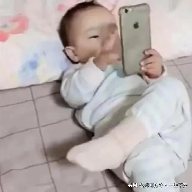 《痴迷》
儿童痴迷玩手机
偷偷打赏充游戏
爷奶爸妈蒙鼓里
密码虚设早泄密
听歌购物买面皮
幼稚好奇痴了迷
养老金钱住院费
稀里糊涂全进去