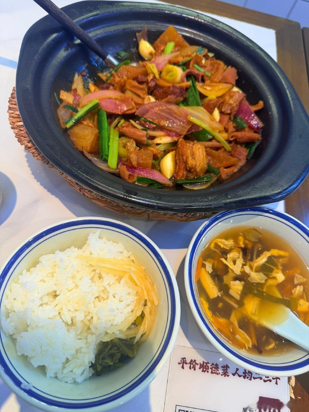 上午会见完受援人感觉饿到两眼发黑[允悲]暴风摄入牛杂萝卜和干蒸排骨～
满血复活后到社区值班接待咨询～
有个人说上午六点出的门[傻眼]我说用得着这么早吗…我又不是老中医…
有个人说没什么事情就是想合个影[傻眼]我说工作中不合影…
绑架不了一点…内耗不了一点…[笑cry] ​