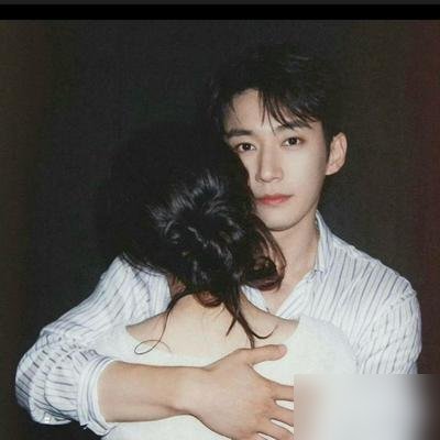 36岁的谭松韵和刘学义，被全网按头结婚。
《兰香如故》播完一个月，热度不退反涨。戏里先婚后爱，戏外俩人同岁，都单着，都不爱炒作。网友急得直跺脚，恨不得把民政局搬他俩家门口。
结果这俩人干了啥？大结局谭松韵发了篇长文，没炒CP，就干了一件事：逐条回应刘学义拍摄期间写的十七篇角色日记。一篇不落。