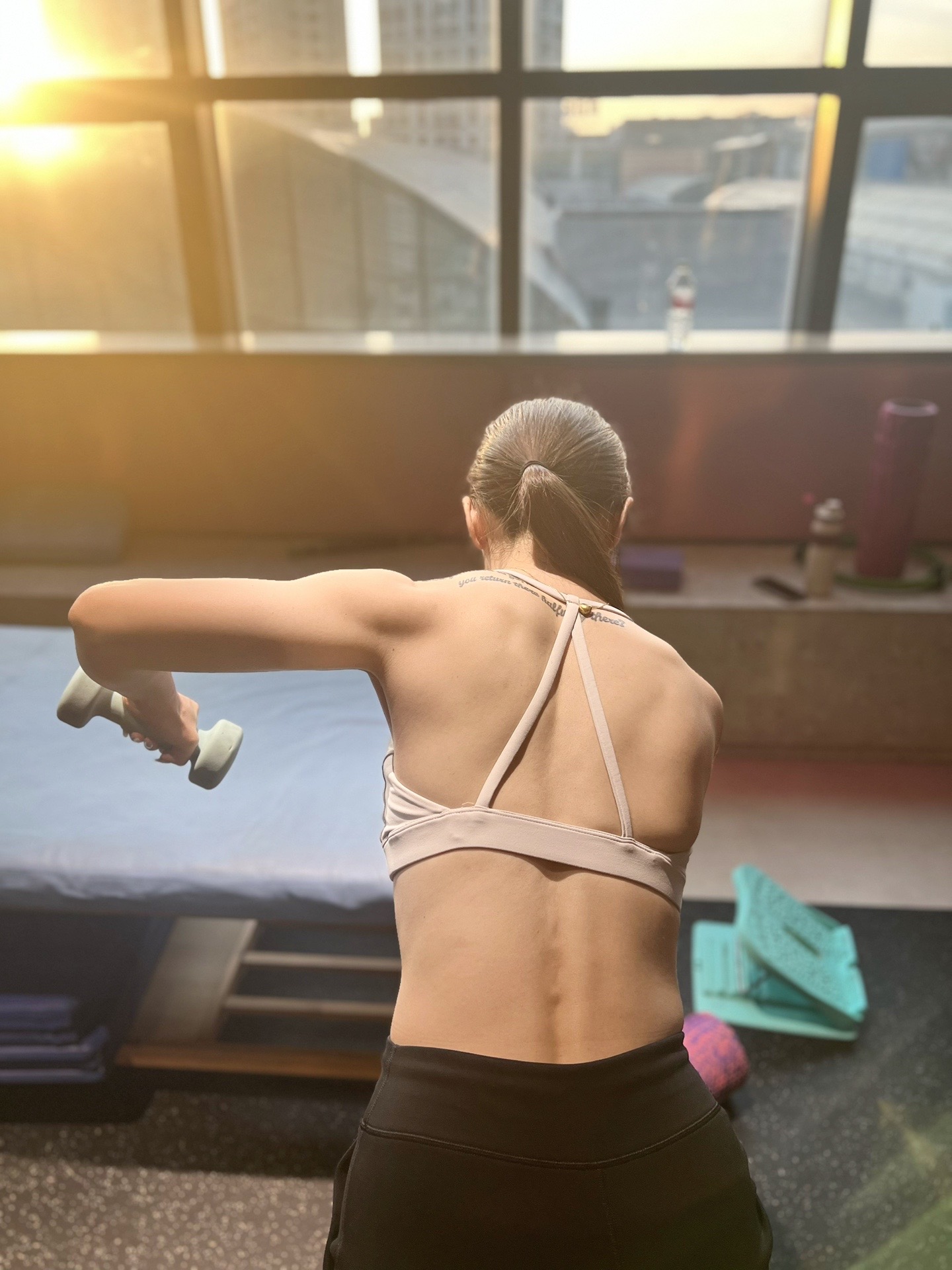 <p>健身房日常 爱健身的小姐姐 健身 美背杀 美背 <!--{img...