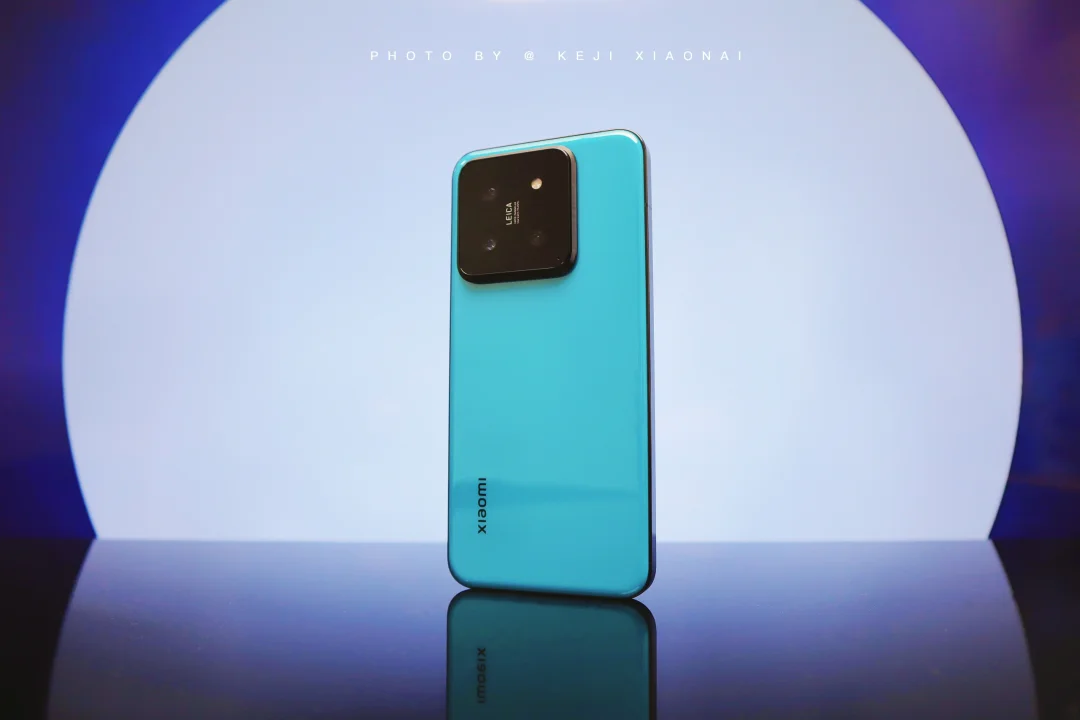 XIAOMI SU7同款海湾蓝配色的，小米14和Watch S3已经安排上了。