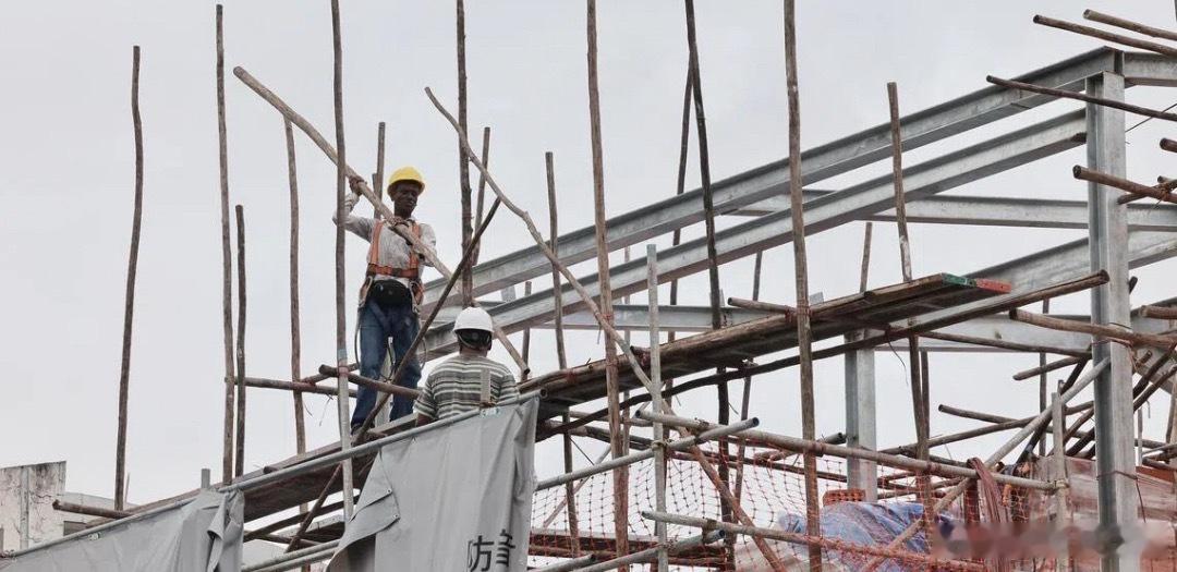 2027年3月1日起，新加坡所有施工中的建筑外围鹰架防护网，一律须具备阻燃性能。新规定适用于2027年3月1日或以后中标的工程项目。自2028年3月1日起，阻燃防护网还须经由新加坡认证理事会认可的机构认证，相关详情将在措施实施前公布。新加坡新加坡达哥  ​​​