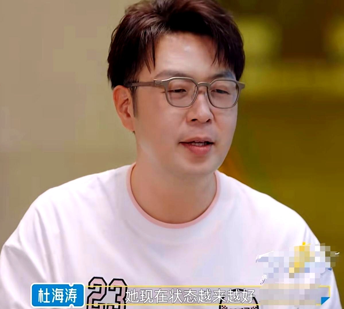 杜海涛最近公开评价沈梦辰，没提漂亮贤惠，单夸了一句“任何工作交到她手里，观众都会觉得安心”
 

很多人总以为甜言蜜语才是爱，真正在生活里摸爬滚打过才懂，伴侣能打心底里认可你的工作能力，比送多少礼物都金贵
 

沈梦辰当年被全网嘲讽、被低估业务能力，一路顶着骂声熬到现在，终于练出了不慌不忙、温柔托全