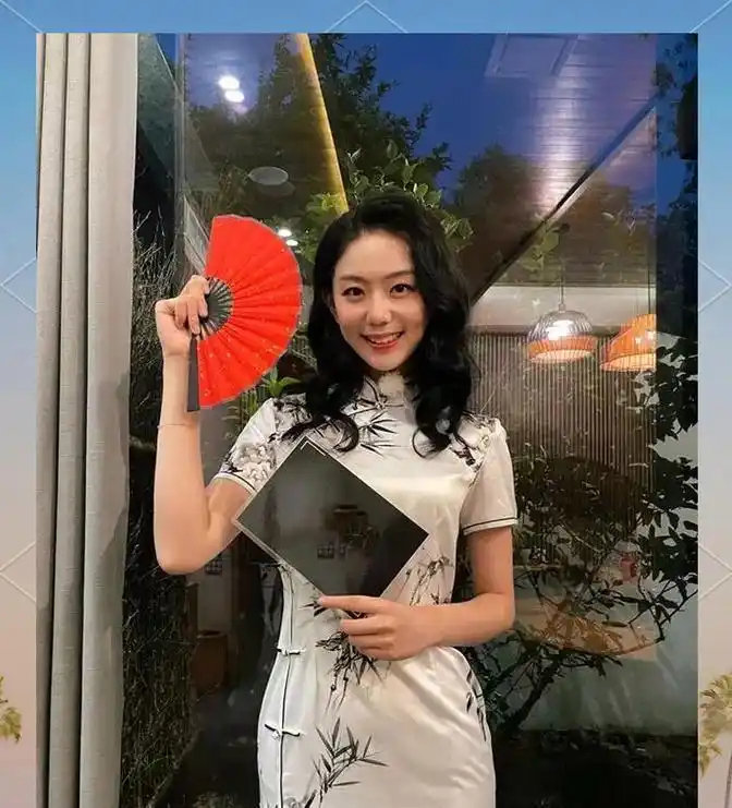 许嵩和冯禧回门宴的现场视频曝光了，岳母身穿一袭黄色旗袍温婉大方，整个人书卷气十足。 ​