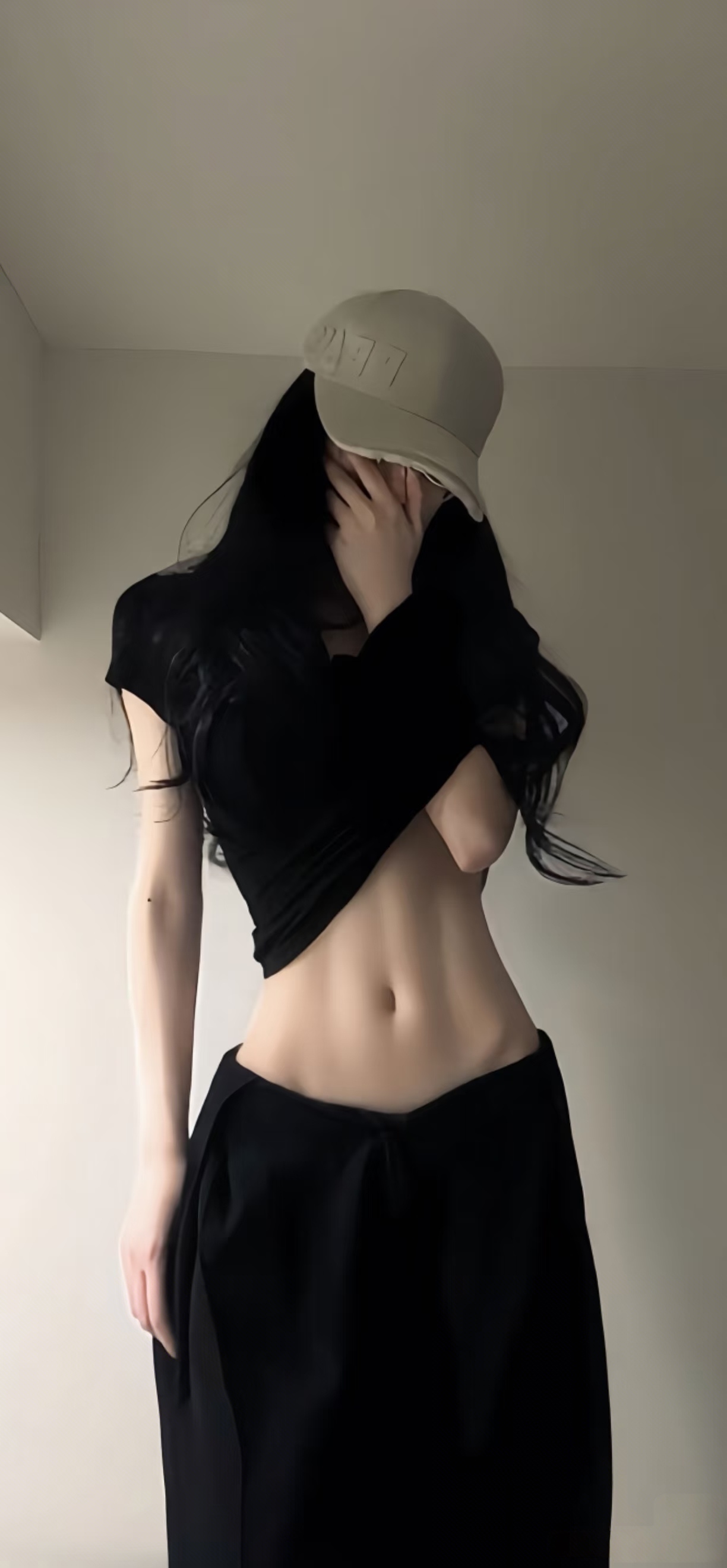 黑色系穿搭，简约又帅气，搭配米色棒球帽，时尚感爆棚！