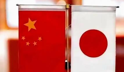 美日“利剑27”军演十月十九号拉开架势，将近六万人堆在西南诸岛，美军头一回把NMESIS反舰导弹搬上了与那国岛，那地方离台湾地区就一百一十公里。石垣岛上“海马斯”也摆开了，日本自己的25式导弹射程拉到一千公里，从熊本拉出来就参加演练。嘴上说是“离岛防卫”，可把这堆东西摊在地图上看，每一件都指着宫古海