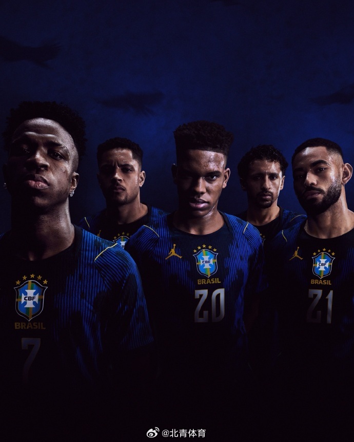 巴西国家队社媒公布2026美加墨世界杯新款球衣，该款球衣将在对阵法国的...
