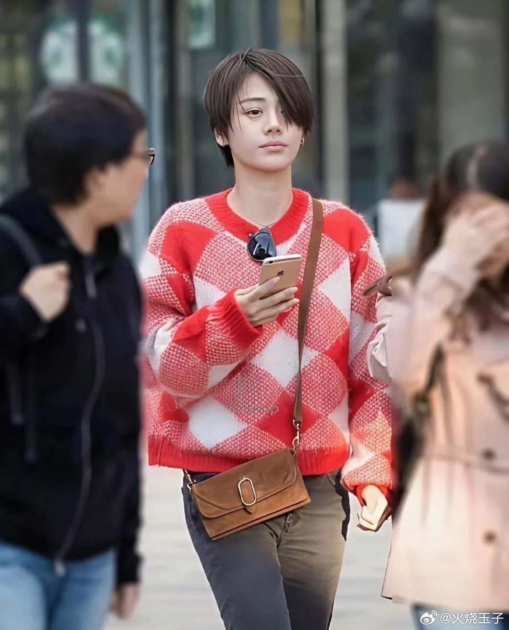 马思纯是真的敢，女明星里剪这么短头发的真没几个 ​