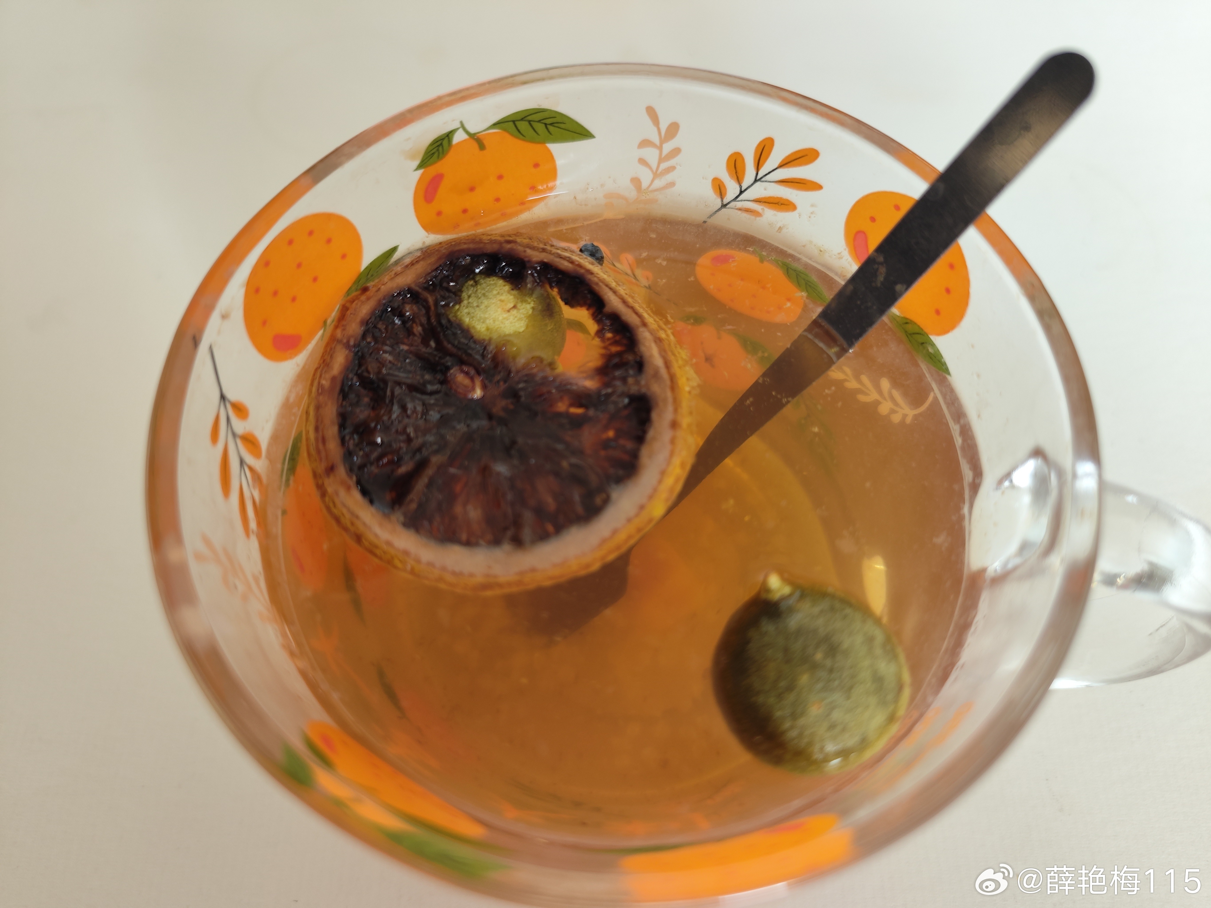 看《兰香如故》时，最戳我的不是沈嘉兰的复仇，而是许兰香在林家当丫鬟那几年的“收着演”。

作为心理咨询师，我见过太多人因为无法忍受当下的压抑而选择硬碰硬，结果往往是两败俱伤。许兰香的聪明在于，她把“活”字刻进了骨子里。在巨大的冤屈和身份的落差面前，她没有让情绪吞噬理智，而是把才华藏 ​