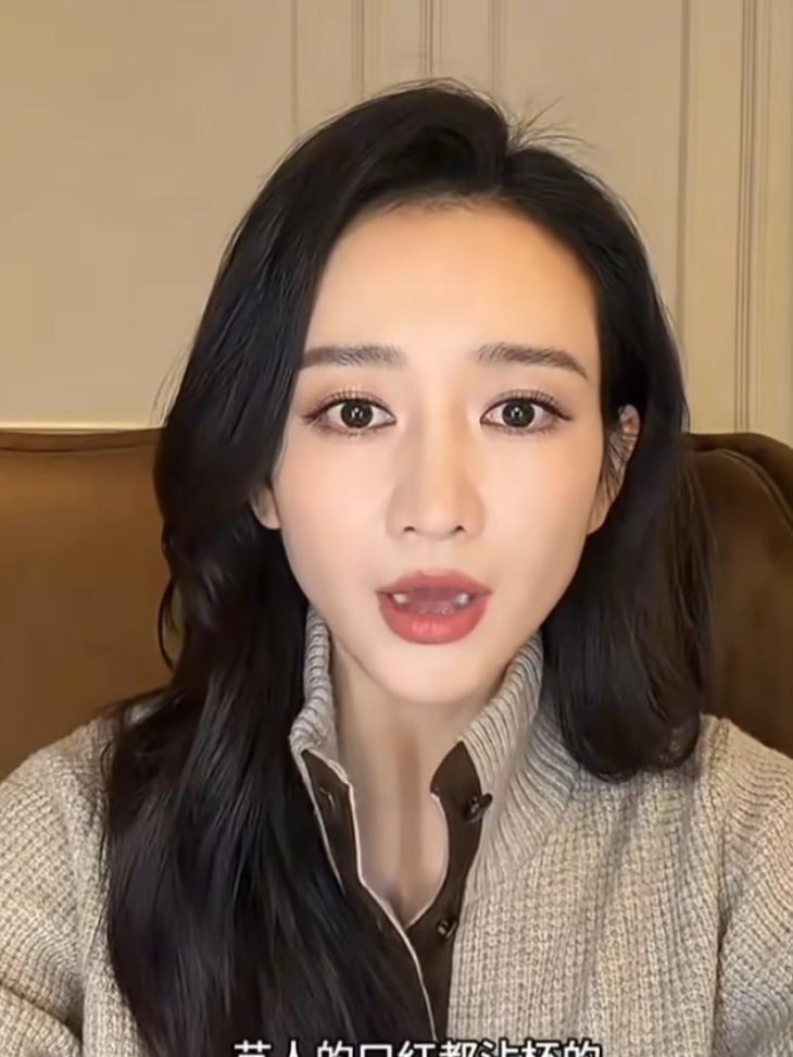 王鸥在直播间里那几句大实话，算是把美妆圈维系了十几年的体面谎言给彻底撕碎了。
当时有人在弹幕问她口红沾不沾杯，她连装都懒得装，直接回了过去：会沾啊，不沾杯那不就是在嘴唇上糊了一层硬壳吗？
她甚至直接劝大家别信那些玄学营销，直言连镜头前的演艺圈同行，口红该沾还是照样沾。
搁在十几年前，这种话根本