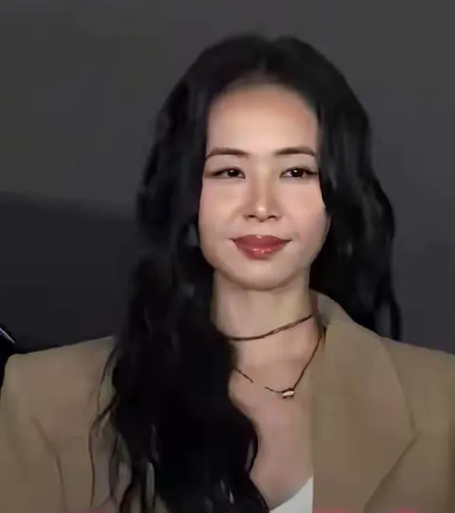内娱终于出了个&34;可怕&34;的老板——蔡依林！员工生日当月直接放一个月假，开演唱会照样全员放假，不强制跟岗，爱去哪去哪😂

别的公司画饼，她直接放假。46岁的人活得通透，当老板也这么体面——钱给到位，假放够，尊重拉满。难怪网友都在喊：求内推！这哪是上班，这是被养着啊～