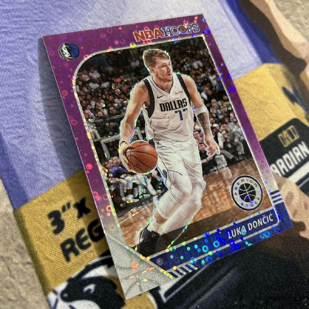 那些认为东契奇难以适应NBA的速度和对抗性的人在2018-19赛季都错了，这位会说四种语言的后卫。席卷了整个联盟。在掌控每场比赛节奏的同时，这位全能的组织者摧毁了对手，并获得了年度最佳新秀奖。#东契奇谈詹姆斯离队# ​