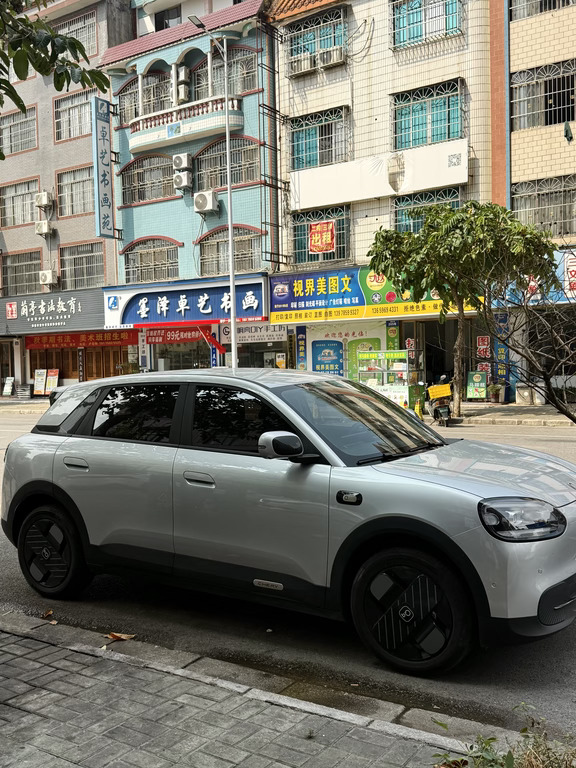 傍晚开着QQ3兜风，后视镜里兜住一整片落日。
不必奔赴远方，在路上的松弛感就是最好的摩登时刻。
车机放着喜欢的歌，窗外山野慢慢暗下来，握稳方向盘，享受独属于自己的片刻安静。
#全新QQ3 #奇瑞QQ #QQ3摩登瞬间