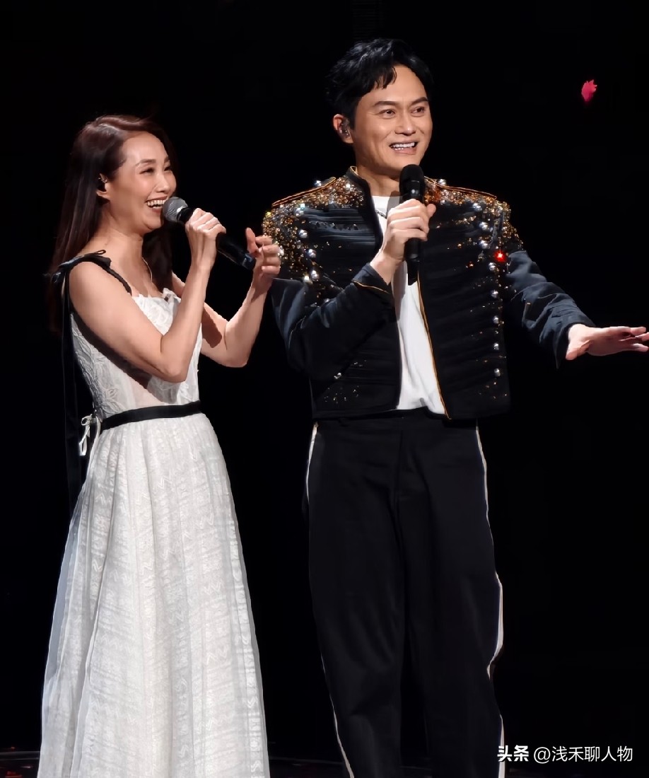 我严重怀疑，
袁咏仪同意张智霖和许秋怡同台合唱，不是为了炒旧情话题，也不是单纯找个嘉宾撑场面，只是想要找回港乐当年那份原汁原味的回忆感。
 
55岁的张智霖和56岁的许秋怡，相隔三十多年再度并肩，一个承载少年时的歌声，一个藏着老港乐独有的温柔韵味。
 
两个人站在台上唱起《片片枫叶情》，本身就是一段