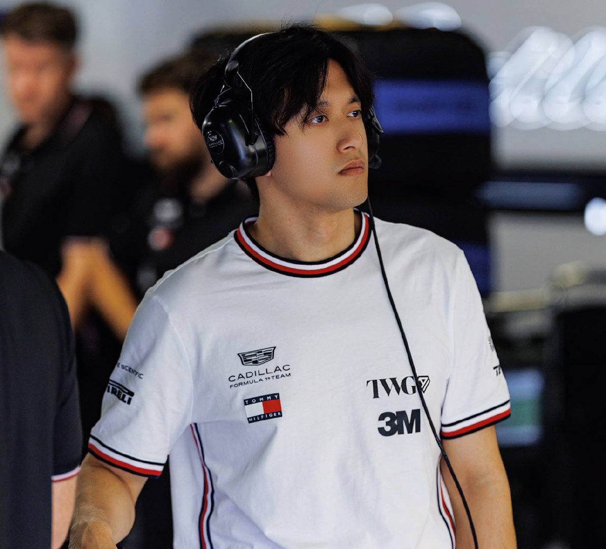 一张昨天小周在车队里的工作照一张[抱一抱]
#车手周冠宇[超话]##f1##2026f1意大利大奖赛# ​