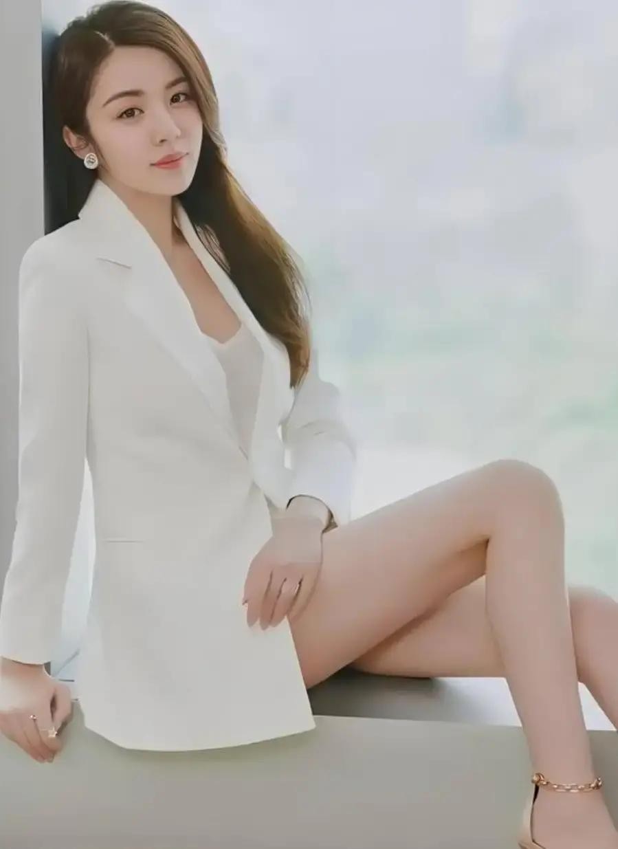 37岁的青岛女演员王晓晨，雪肤花貌身材健壮人高马大，出道多年没有绯闻，不知有多少人追求她，然而至今她还是未婚状态。

其实王晓晨心里挺明白的，在娱乐圈里混，有些事说破了反而没意思。她从小练功，知道什么该使力、什么该收着。感情这事儿也一样，不是非得摆在台面上才算真。
那天收工早，她开车回青岛的家。母亲