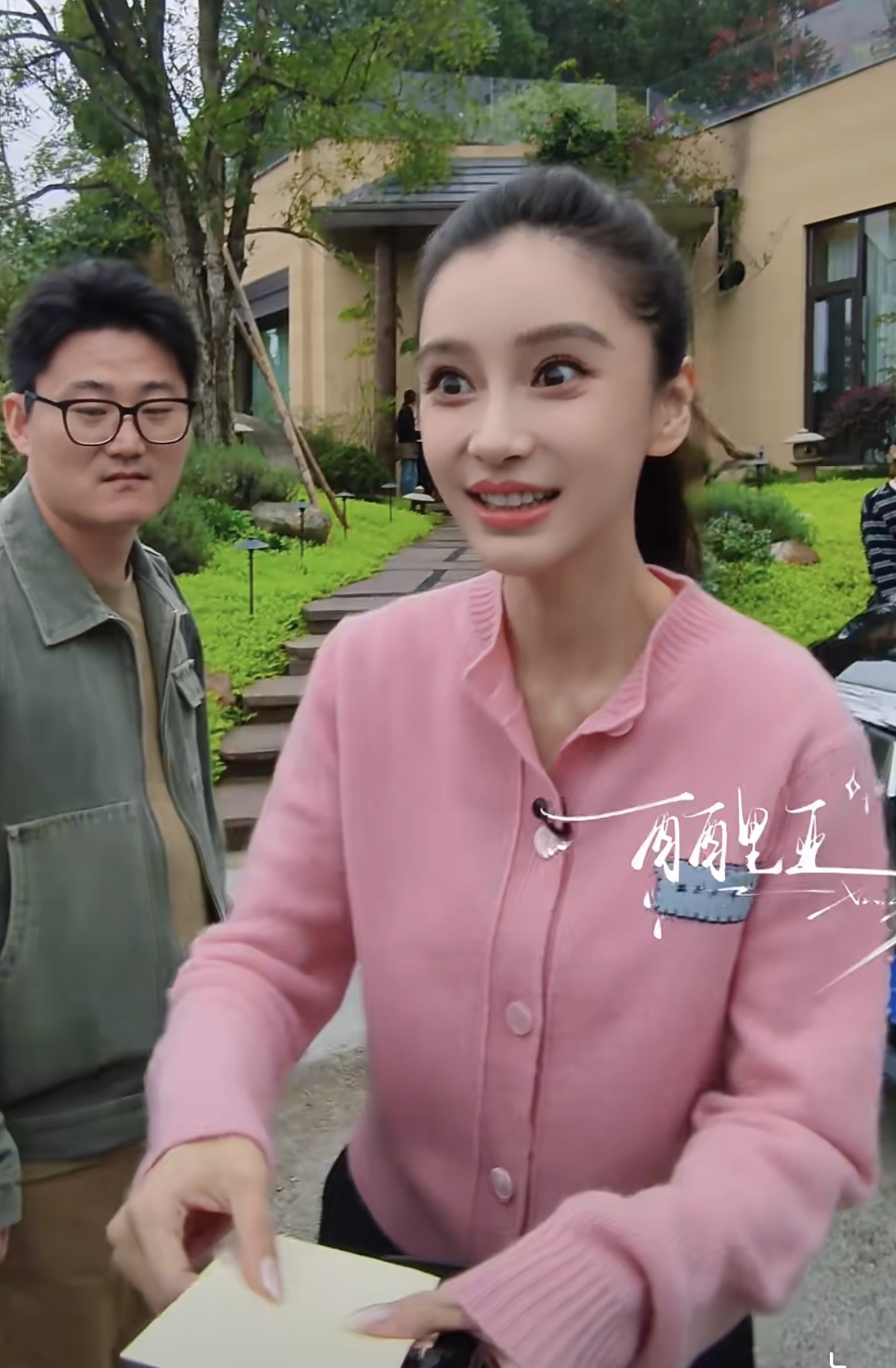 Baby这眼睛是真大！她就稍微一睁眼，就给人一种瞪大眼的感觉。
她和邓超一起录节目，粉丝们可兴奋坏了。
这几年，Baby很少出来公开露面，就连现身也不过是品牌活动、红毯嘉宾，没有大型的节目录制。
这次和邓超合体，据悉是微公益片。邓超站在Baby身旁，也让人觉得好踏实。
邓超看着Baby一脸欣慰，好像