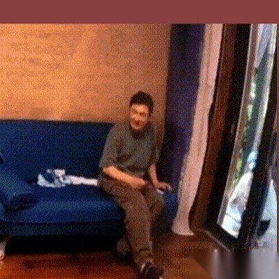一段关于沈腾和马丽的综艺互动片段，最近在网上被盘出了包浆。视频里，最抢眼的根本不是台词，而是沈腾那双悬在半空、无处安放的胳膊。
镜头里，马丽一阵风似的朝着沙发跑过去。坐在那里的沈腾，身体微微前倾，双臂已经下意识地张开了一个弧度，眼看着就要把人兜进怀里。
紧接着，马丽的脚步猛地一错，肩膀一偏，直接从他