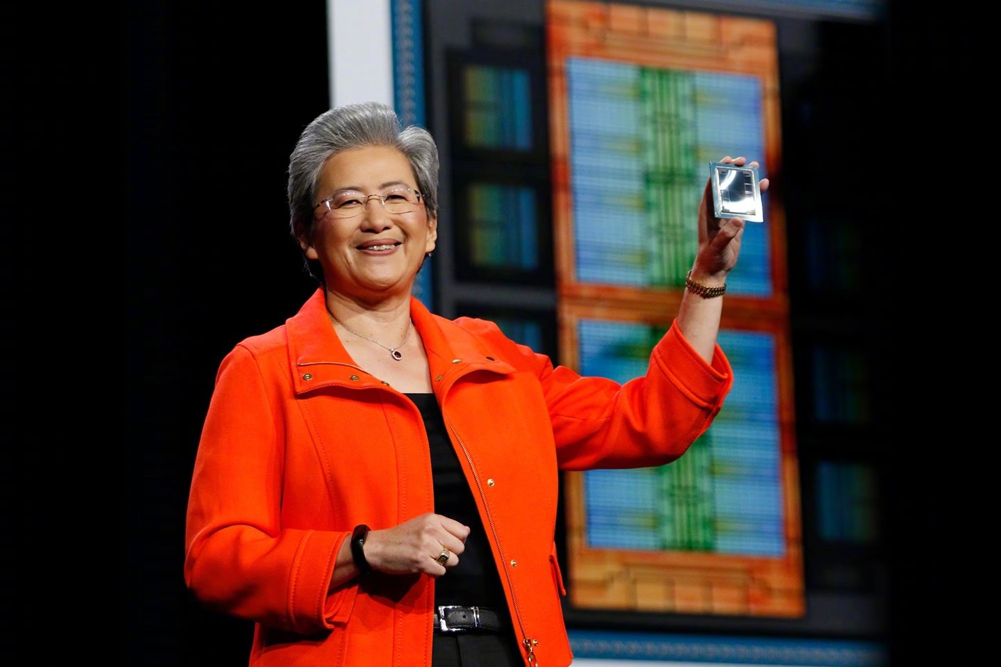 【AMD 苏姿丰承诺 2027 年大幅增加 AI 数据中心芯片供应】苏姿丰在台湾地区接受采访时表示，随着 2026 年推进 AMD 已能确保增加供应，到 2027 年将大幅增加。此行访问富士康、台积电，旨在扩大 CPU 和 GPU 产能，满足 AI 需求，但未提及消费级产品。##AMD##苏姿丰##AI芯片# ​