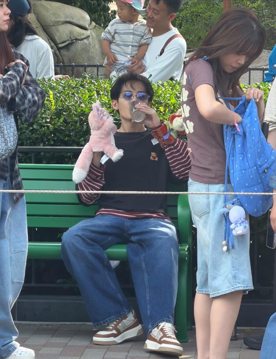 有网友在上海迪士尼乐园偶遇檀健次游玩，随手拍下偶遇画面。
 
今年36岁的檀健次，真人状态太惊喜，少年感直接拉满。皮肤白皙透亮，面部看着稚嫩，身形十分瘦削，没有距离感，远远看去就像一名高中生。
 
卸下舞台妆造，私下休闲出行，没有明星架子，就是一个开开心心逛乐园的普通人。很多网友感叹，这种藏不住的少