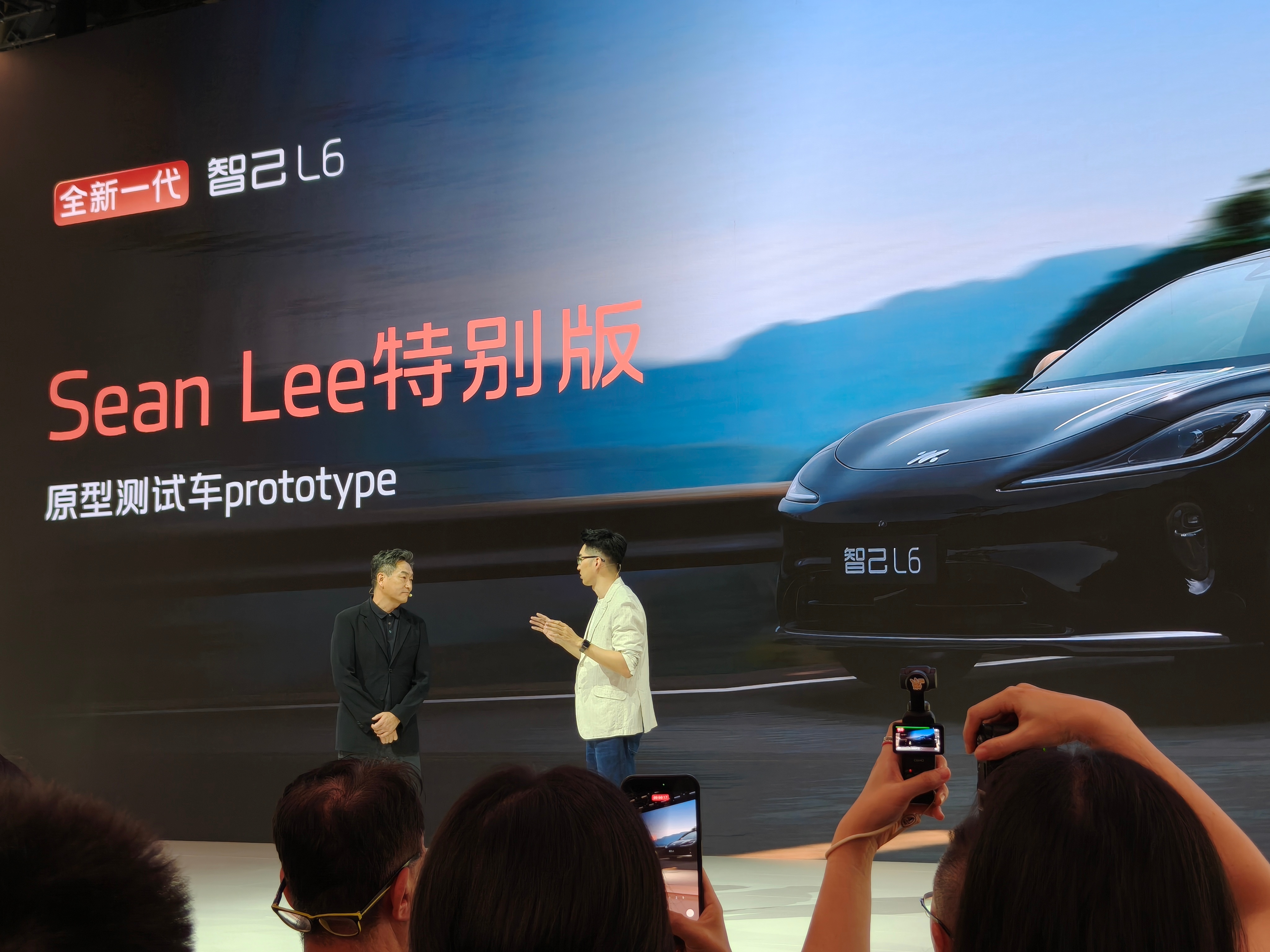 智己在成都车展上宣布了全新战略「NEXT·先享2028」，官方定义是「让用户提前体验到 2028 年的技术」。

更实际的含义是，智己从前两天预售的新 L6 开始，会为所有新车「全系搭载」三项核心技术，包括全新的 NEO 三电系统（包括全新的 NEO 飓风电机）、线控底盘和全域的智能架构。

这些信息在之前的全 ​