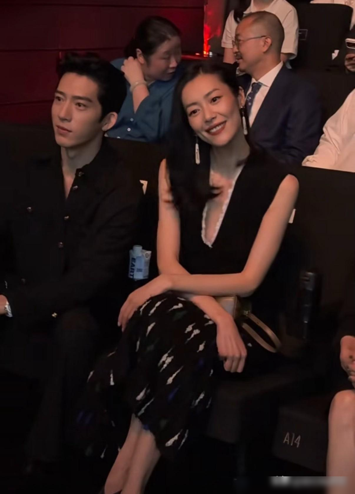 我觉得他不会再接现偶了，因为他自己也没想到这么火！

井柏然的剧播完半个月，他和刘雯一起参加活动，合照时互动少了，就有人拿以前香奈儿活动上的亲密劲儿来对比，替这段感情担心。

可这套比较，怎么比都难过关。两人亲密，剧粉可能觉得出戏；两人安静，又被解读成感情受影响。谈恋爱还得给每张活动照配一份情绪说明