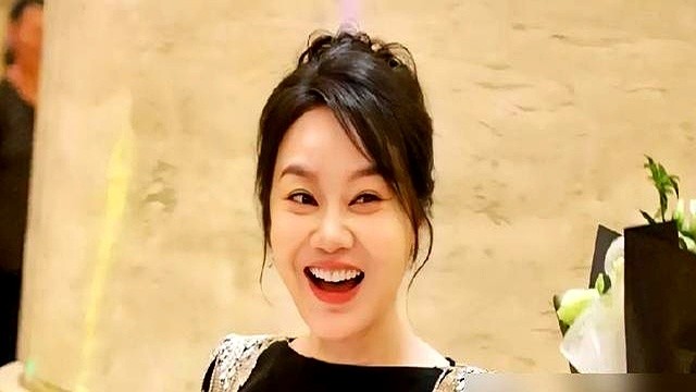 领完奖先抱胡歌还是杨紫？面对沈梦辰的挖坑，55岁的闫妮一句话让全场大笑。

“离得近，一块儿抱了。”没有套话，主打真实不装。

私下的她更绝。别人介绍五十多岁的对象，她脱口而出“五十多太老”，反应过来自己也55了当场笑场。不拍戏她就回西安陪九十多岁的老人。亲妈从不催婚，直言单身也不是坏事。最绝的是，