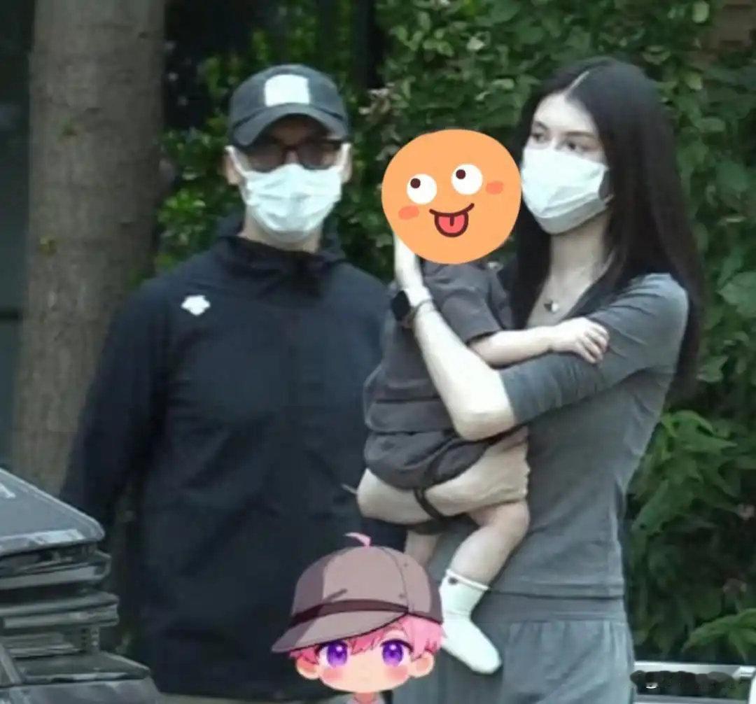 何穗陈伟霆街头同框！母子同款冷白皮吸睛，1300元珑骧包成焦点 ​