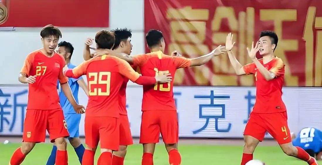朱辰杰迎来中卫新搭档，曾是国足重点培养的新星，两人将在U23国足搭档出战。日前，U23国足备战亚运会大名单正式公布，3名超龄球员的加盟补齐了球队中轴线短板。真正把这条中轴线接起来的，还有朱辰杰身边的刘浩帆，U23国足这次就是想先把中卫配对磨顺，再让后面的推进和前场终结有底气。

朱辰杰这种人，很多时