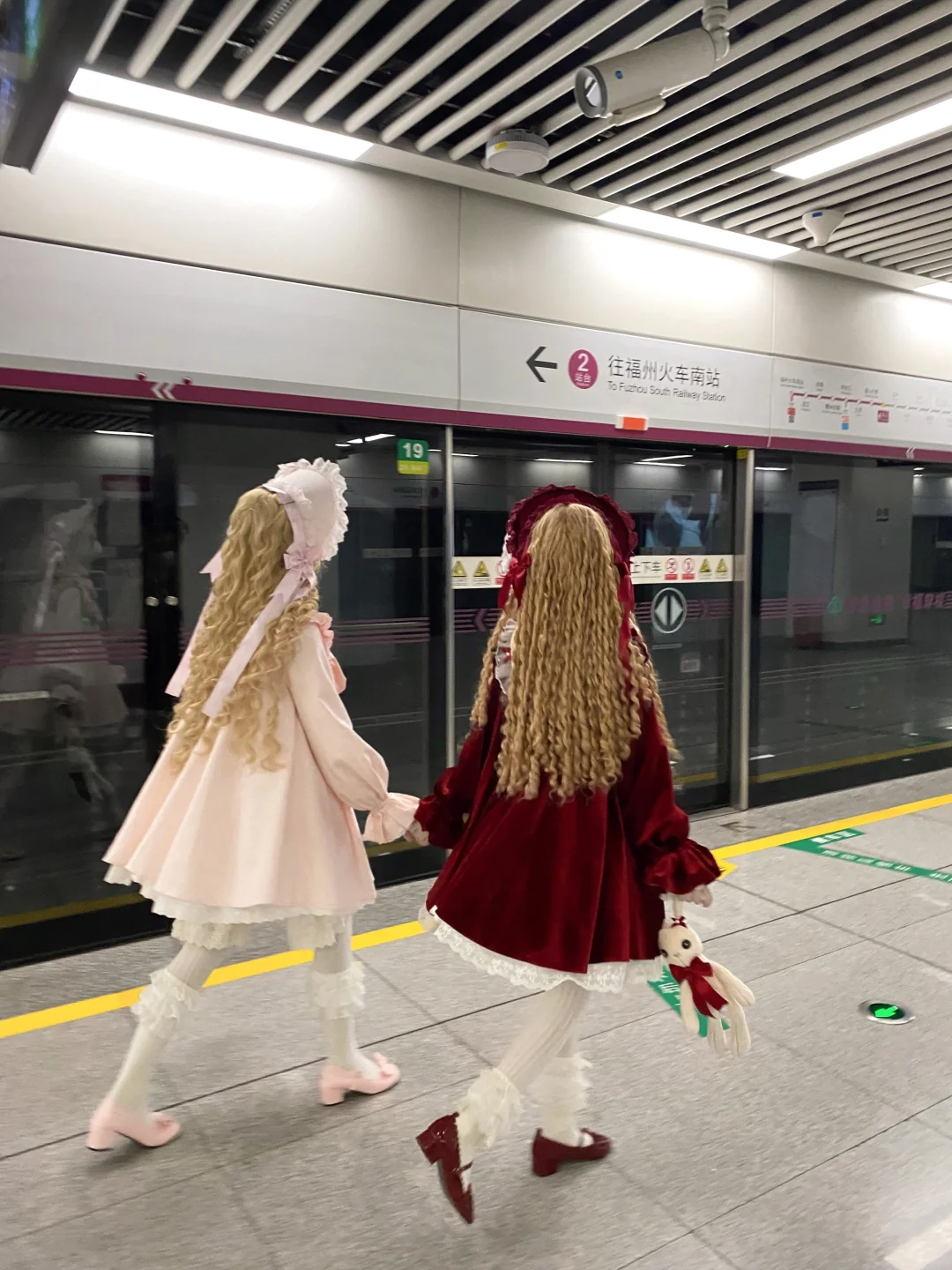 地铁站出现两个洋娃娃！！