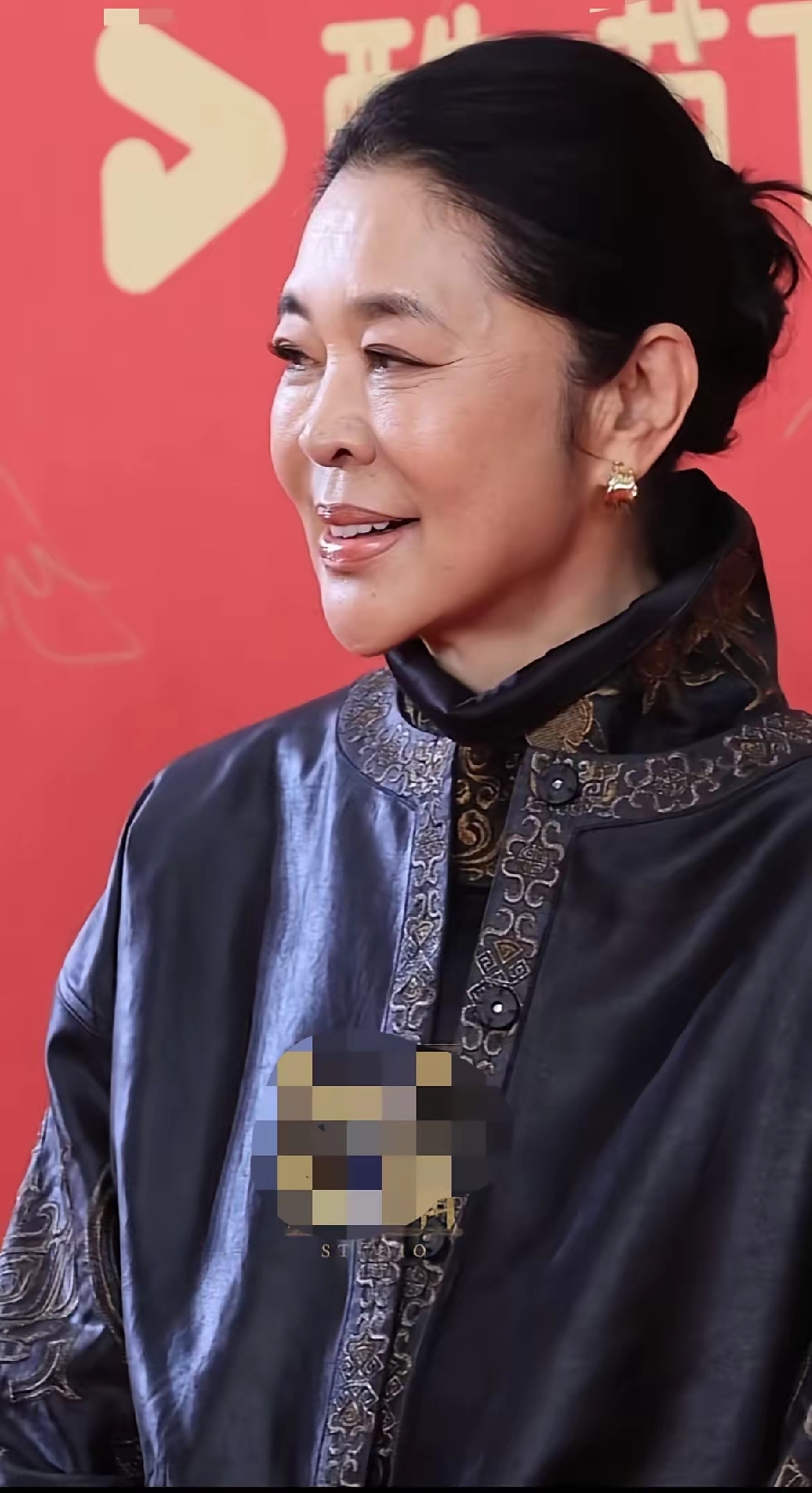 倪萍和迟蓬是同学，年轻时，论事业、论美貌，一个天上，一个地上。

岁月轮回，迟蓬现在的状态，真的比倪萍好太多了，不知道你发现没，倪萍随着年龄的增长，她的面相变了，有点尖酸刻薄的感觉！