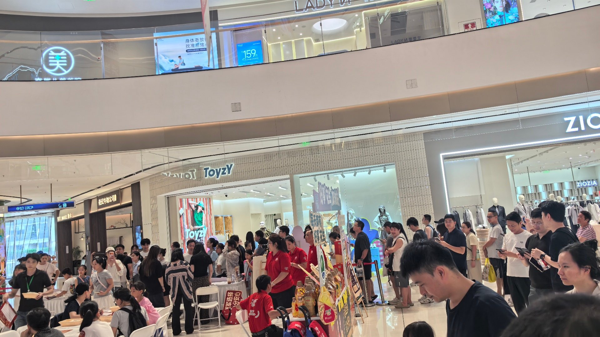 今天参加了一场超有趣的线下活动，在刀唛展位赢花生、品茶点，现场氛围太棒啦！文学界的武圣人在此记录这热闹一刻～ #吴敏霞代言刀唛10分合拍 ##冠军选择10分安心# ​