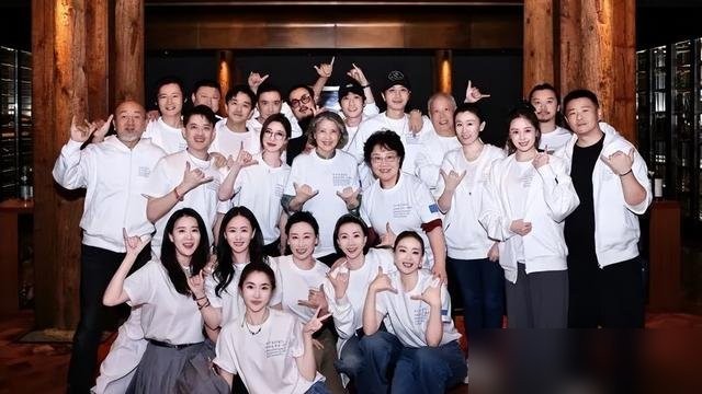 朱一龙牵头组局北电06级表演系相聚二十周年。包办场地餐饮，彭冠英张罗酒水，他甚至自己画了聚会Logo，给老同学每人弄了份刻着名字的伴手礼。连当年的班主任和高叶都齐刷刷到场，惹得不少人感慨：红成顶流了，骨子里还是当年那个老实热乎的同学。

名利场最势利的，从来不是红与不红，而是红了之后还能不能把腰弯下
