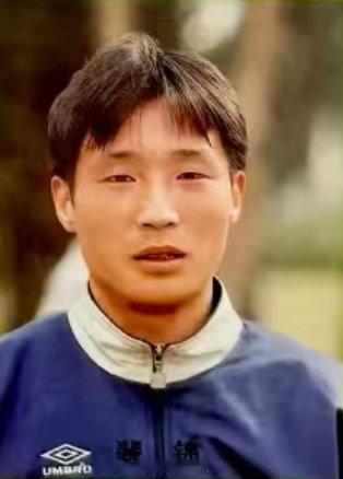 【生日】
裴锦，1975年10月18日出生，1994-1997赛季效力天津立飞三星（含前身），正式比赛出场22场进2球（甲A14场，甲B4场2球，足协杯4场） 

*1994-2003赛季数据不完整 ​
