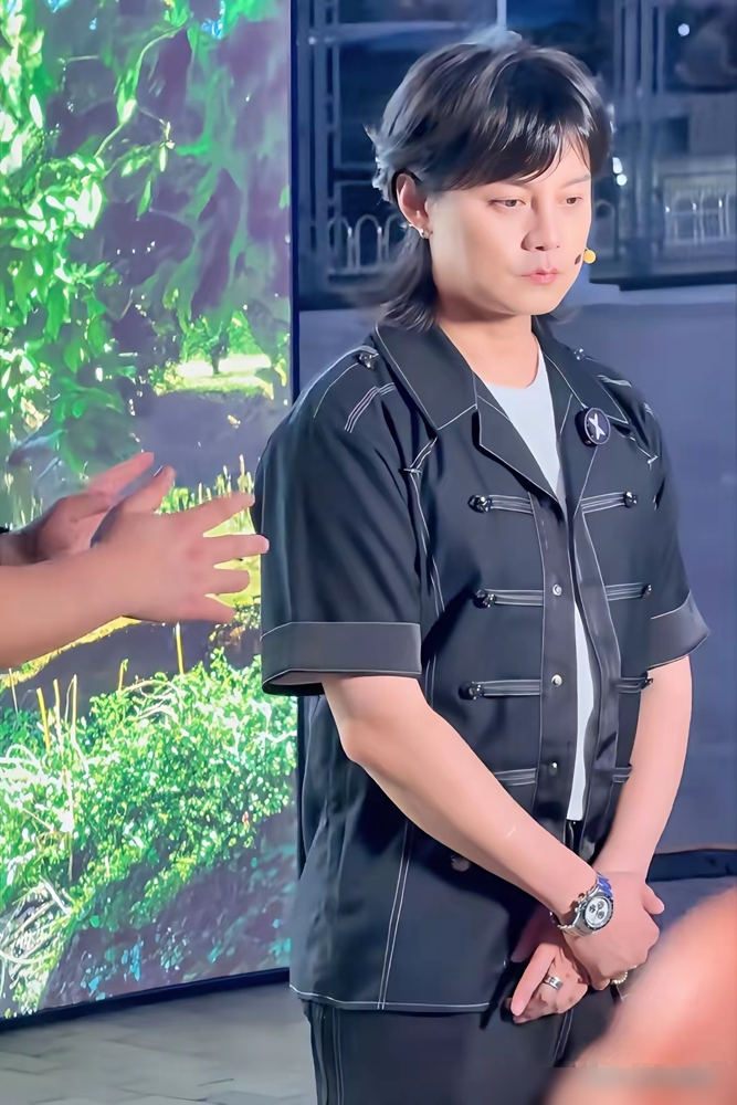 尹正跟孙俪共用一张脸，这事真是越看越瘆得慌。
刘海放下来，眼睛半眯着笑，鼻子嘴巴的弧度全对上了。你拿他俩同角度照片拼一块，亲姐弟都没这么像。
关键尹正这张脸还挺忙。早年间跟吴彦祖、张国荣撞，后来跟陈伟霆、张震撞，现在直接跨性别撞上孙俪了。一张脸横跨港风男神和内地大花，这基因库是批发来的吧。
圈