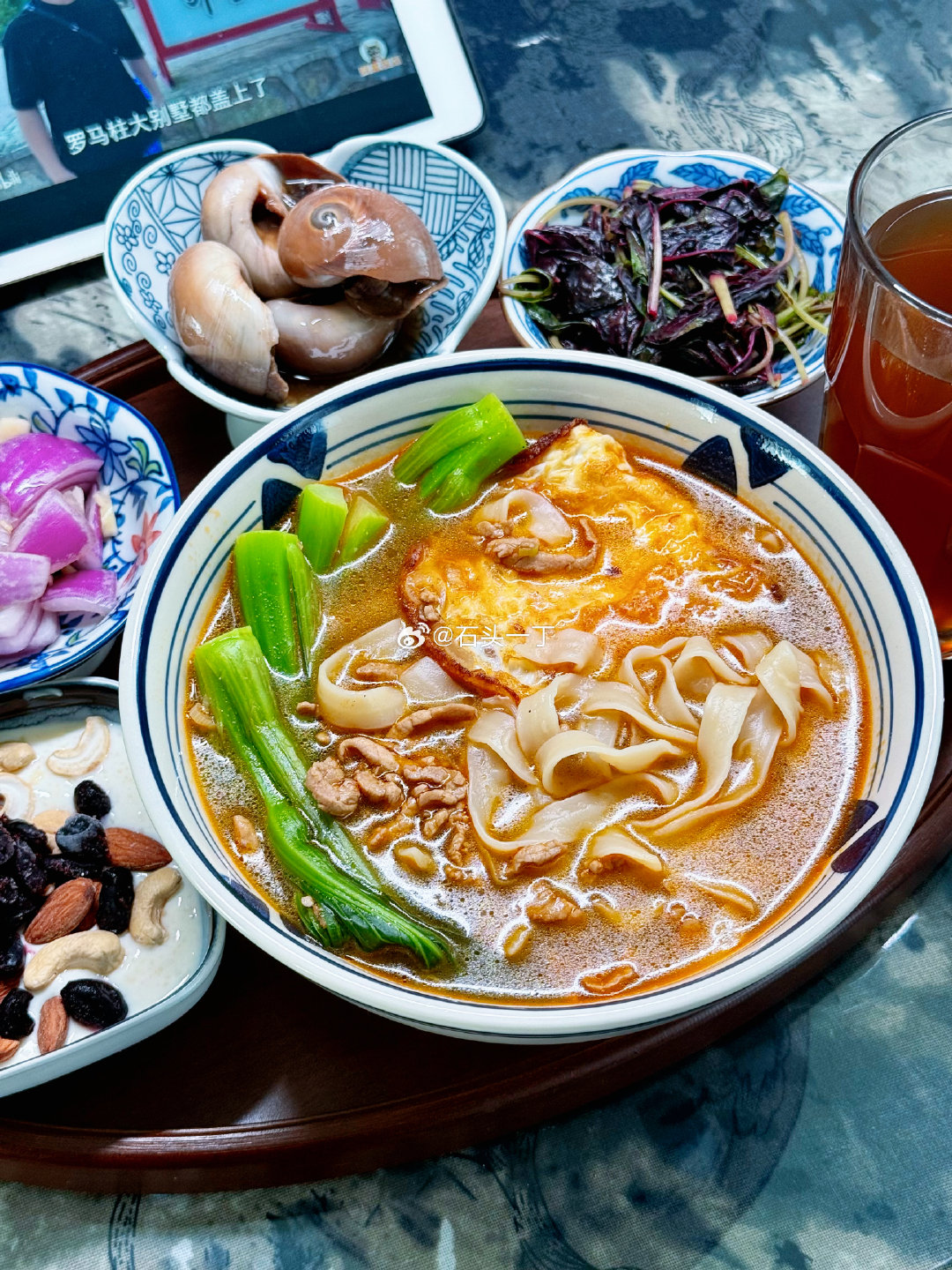 周末的早晨大家好，今天早晨做面食-肉丝蔬菜面，因为老虎不吃面条🍜，我自己的时候爱做一些面条，我要吃早饭了，今天也是开心的一天！[哈哈][哈哈][哈哈]

#徐艺洋 孩子是我自己生的#爱谁生的谁生的！[哈哈][哈哈][哈哈]  ​