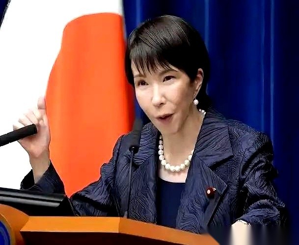 整整44吨多分离钚。
理论上够造5500枚核弹头！
你敢信？这玩意儿就死死捂在天天鞠躬说“私密马赛”的日本手里。
俄罗斯人今天不装了，直接把话挑明：人家只要一年，就能把核武搞出来。
真不是耸人听闻，这事儿细思极恐。
以前咱们老百姓总觉得，你有材料又怎样？你连个靠谱的“快递车”都没有，核弹造出来也就是