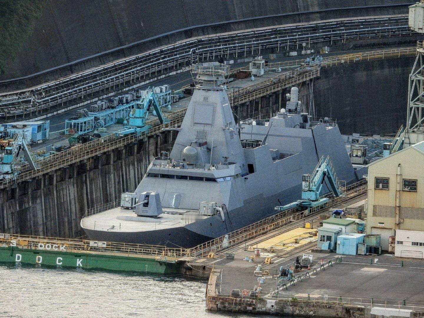 日本三菱重工长崎造船厂的“龙田川”号和“吉井”号护卫舰。 ​