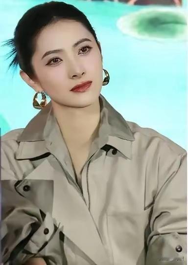 曾和靳东爱的死去活来，却被父亲 “棒打鸳鸯”，转身嫁给父亲看准的女婿，47 岁的她后来后悔了吗？
​隋俊波1999年考进中戏，开学第一天就把靳东认成了老师。这个乌龙，成了两人四年校园恋情的开头。
​两个穷学生谈恋爱，最穷的时候凑钱买一碗五块钱的芝麻酱凉面，一人一口分着吃。冬天北京刮大风，两 ​