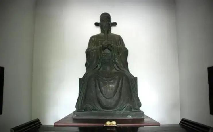 1402年，46岁的方孝孺被永乐帝朱棣下令诛十族，刑场上，行刑官把873人逐个押到方孝孺面前，当着他的面一个一个地杀掉。行刑7日方止，场面惨烈之极。
 
第一天，刽子手押上来的是他的兄长方孝闻。方孝闻看了他一眼，嘴角动了动，没出声。刀落下的时候，方孝孺闭上了眼睛。
 
旁边一个军官说：“睁开眼看。”