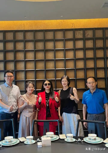 李湘和朋友聚餐，生图居然瘦出了尖下巴，但是霸气还在，超有御姐范