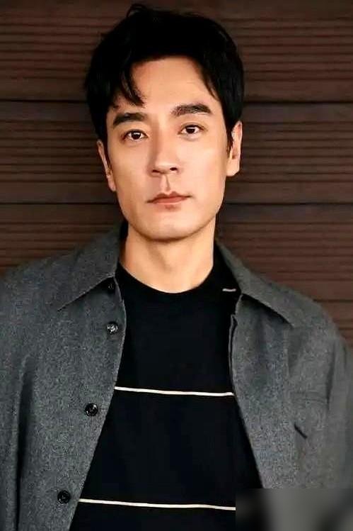 面对王安宇这么大个帅儿子，李光洁和蒋欣在《小巷人家》里直呼无所适从。

宋莹这辈子没这么失态过。儿子跟筱婷不声不响把证领了，当妈的最后一个知道。那根擀面杖举得高，落下去却轻飘飘的，打在儿子背上跟拍灰似的。
李光洁站在旁边拦也不是，不拦也不是。林武峰这个爹当得憋屈，一辈子在厂里说一不二，回家连儿