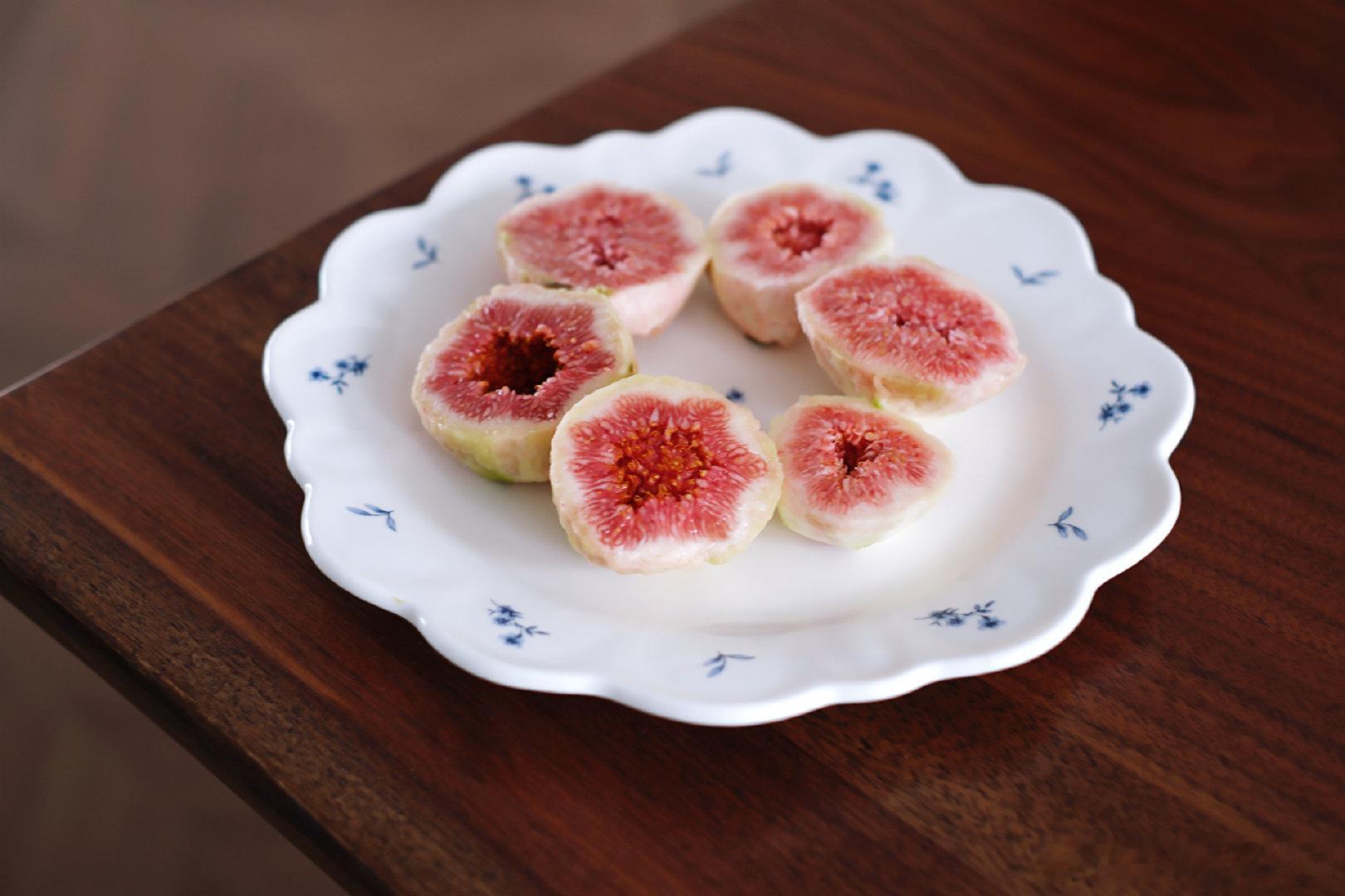 #一日一食一记[超话]##拍照##生活手记##记录美好生活##好好吃饭##家常菜[超话]##午饭# 

📷 今天的午饭是用老朋友小黑卡拍的，其实它的滤镜还是好看的。这几天吃了六个无花果，我几乎不吃水果，喜欢的水果很少。

午饭，二人食。
🍅番茄炒蛋。
[微风]蒜蓉豇豆。
🐟盐水鱼。
🥬菜汤。 ​