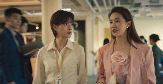 现实中真有人在公司穿这种衣服吗？？从来没见过… ​
