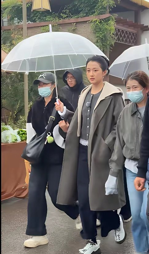 关晓彤一定是个很善良的人，打扫都没顾上自己，竟给助理遮伞去了！ ​