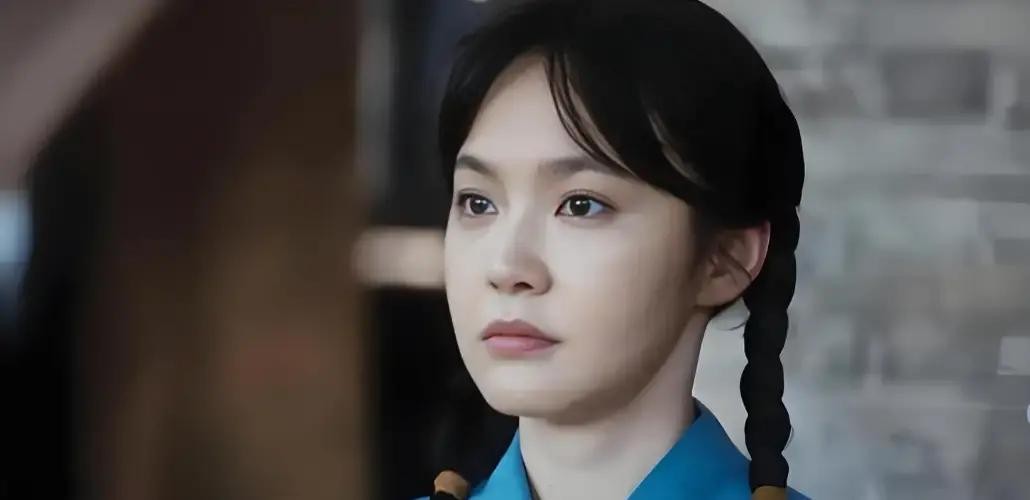 最近法治剧《重器》刚收官没多久，女演员张佳宁就在商场里偶然撞见了前辈于和伟，结果她脑子一热，当面喊错名字闹了个大乌龙，可于和伟接下来不到两秒钟的顺势反应，不仅没让场面冷场，反而扯下了当下娱乐圈不少“塑料演员”的遮羞布

张佳宁当时脱口而出的是“袁亦方”这三个字

这名字不是别人，正是两人刚合作完的剧