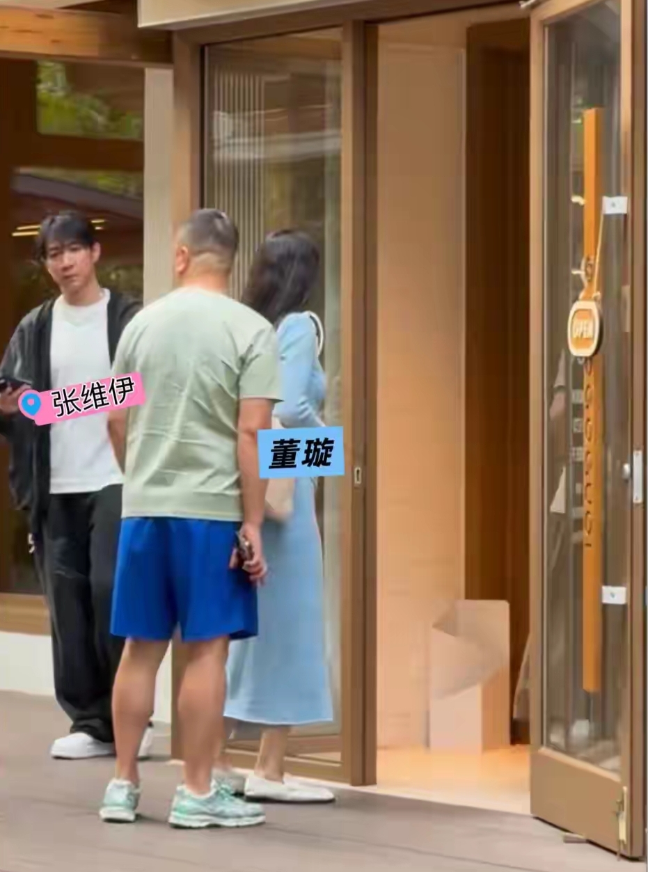 中秋在阿那亚逛吃居然撞见半桌熟人局，董璇、高露还有张维伊凑一块啃韩国料理，这阵容也太混搭了。

之前就刷到过佟丽娅和董璇私下约饭的路透，俩人素颜露脸五官照样能打，上次春天约饭还特意穿了短款露脐针织衫，腰细得一点赘肉都没有，完全看不出是当妈的人，这次凑一块状态看起来更放松。

几个人没带助理也没搞排场