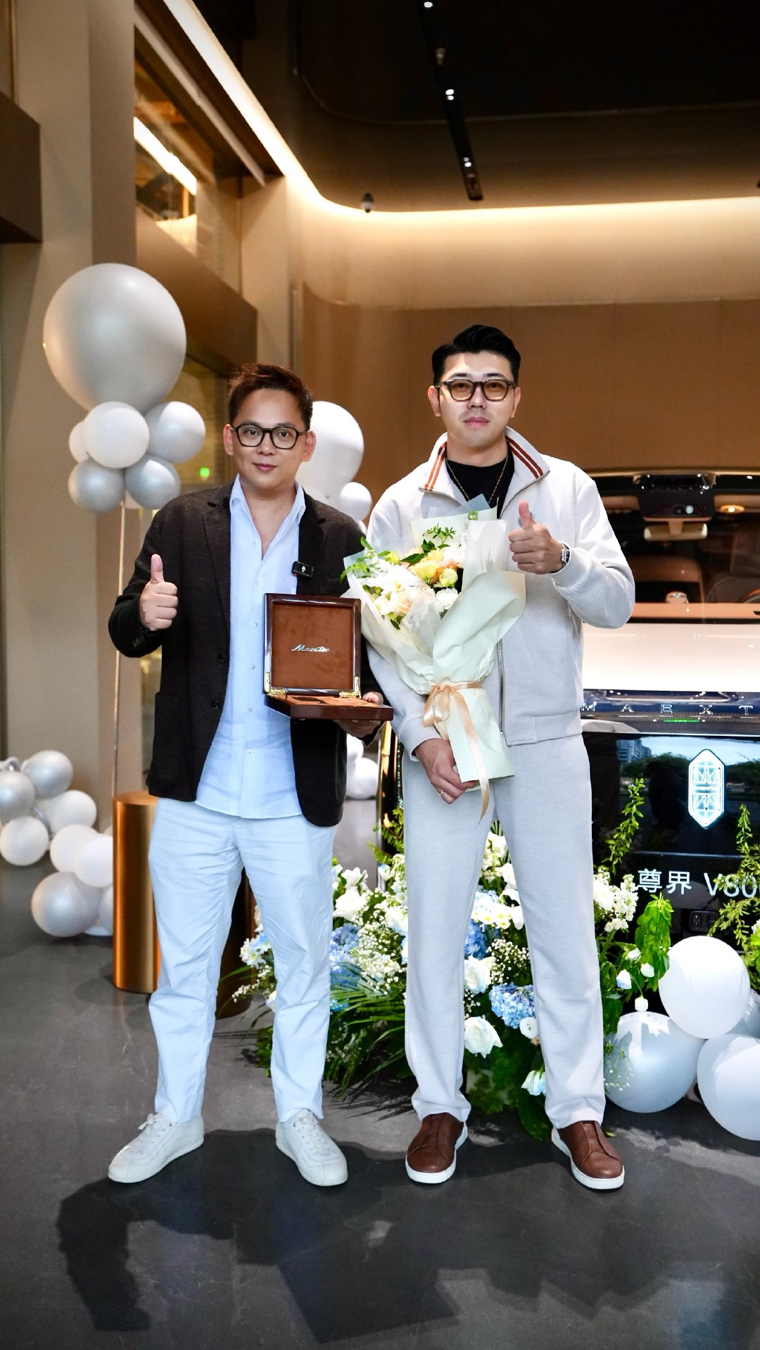 我的尊界V800终于提回来啦，支持文浩，去了全国销冠店—上海西岸中环店，超级靠谱！车子选了自己觉得有用的配置，黑金外观，双色内饰，星空顶，我每台MPV平均单年3万公里的跑，生活必需品！这台车，同价位没对手。#尊界v800#  ​