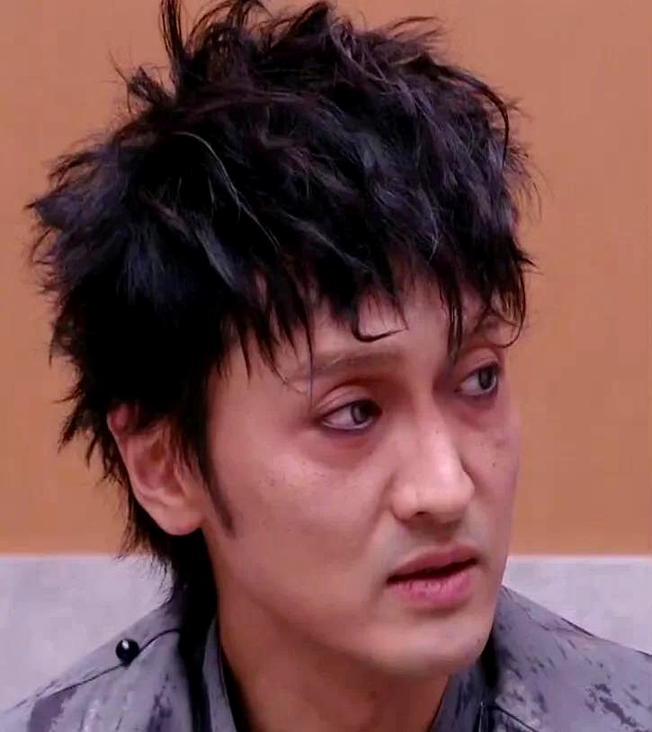 《披荆斩棘 2026》一公刚播完，估计这节目以后很难有艺人敢跟王传君同台了
 

王传君部落凭着《野人》直接拿了第一，可点开视频一看，这哪是合作舞台，分明成了他一个人的独角戏
 

专业歌手和爱豆在场上拼命唱跳，像是在完成一件棘手的打工任务，而王传君却在演歌、演舞，浑身透着一股松弛，连眼神都是戏